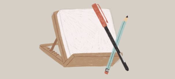 Grafika na szarym tle, drewniana podstawka pod obraz z białym płótnem malarskim, przed nią skrzyżowany niebieski ołówek z czarnym długopisem z czerwoną nakrętką.