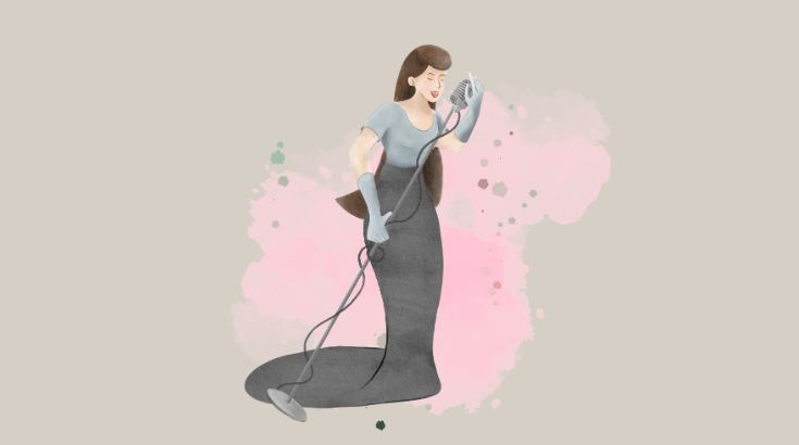 Grafika przedstawia śpiewającą do mikrofonu kobietę w długiej szarej sukni.