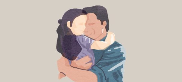 Grafika na szarym tle przedstawia mężczyznę i małą dziewczynkę od pasa w górę, przytulających się do siebie z zamkniętymi oczami.